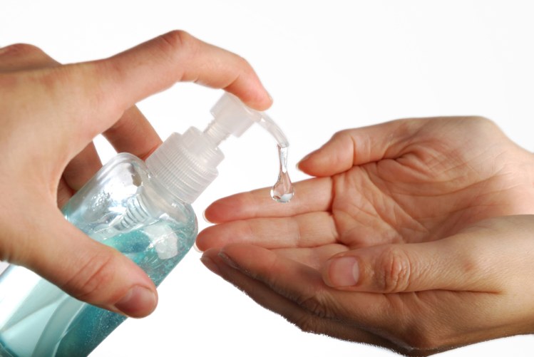 अपने और शिशु के हातों को साफ रखें